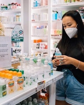 Σπουδάστρια Βοηθού Φαρμακείου της EUROTRAINING σε πρακτική άσκηση